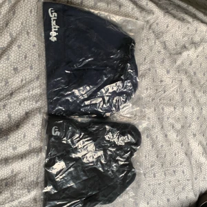 Blå mössor från States - Två stilrena mössor som är oöppnade och redo att köpas