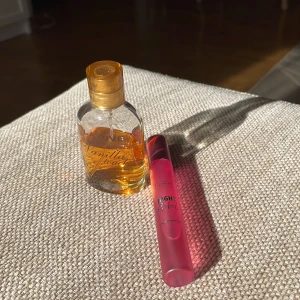 GRATIS Parfymduo: Sence Night Rebel & La Rive Vanilla  - Gratis parfymer säljes: Sence Night Rebel i en smal, mattrosa flaska med metallisk finish (15 ml) och La Rive Vanilla Touch i en rund, genomskinlig glasflaska med guldig kork och gyllengul vätska. Perfekt för dig som gillar söta och fräscha dofter. VILL BARA BLI AV MED DEM ( de är använda och betalas bara frakt)