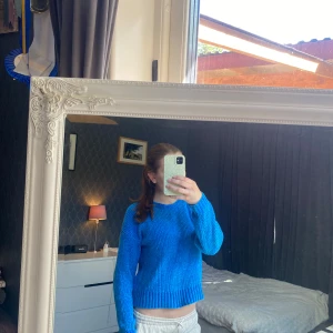 Blå stickad tröja från FB Sister - Säljer en cool blå stickad tröja från FB Sister i storlek XXS. Tröjan har ribbade muddar vid hals, ärmslut och nederkant, samt långärmad passform. Materialet är väldigt mjukt! 