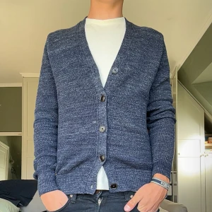 Kofta - Säljer denna stilrena koftan med diskret melerat mönster perfekt inför hösten. Personen på bilden är ca 180 cm lång och väger 70 kg. Tveka inte på att kontakta mig vid minsta fundering🙌