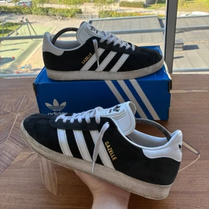 Adidas Gazelle - Säljer nu dessa Adidas Gazelle i svart färg Riktigt fräscha i nästintill nyskick Frakt 1-2 dagar  Skriv för eventuella frågor eller prisförslag😊