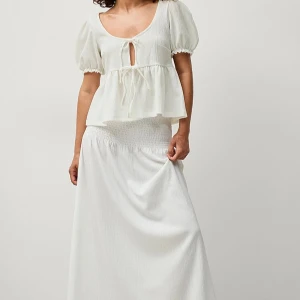 Vit blus med puffärm och knytning - Supersöt vit blus med puffärmar och två knytningar framtill. Från ginatricot i storlek s och är en perfekt sommarblus!💕nyköpt för 360kr 