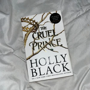 The Cruel Prince - En spännande och mörk fantasybok av Holly Black, perfekt för dig som gillar magiska världar, intriger och starka karaktärer. Omslaget lockar med en gyllene krona och slingrande grenar – en bok som sticker ut i bokhyllan! Har öppnat den endast 1 gång så jag skulle säga att den är i ganska bra skick :)