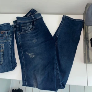 Replay anbass  - Tja! Säljer ett par riktigt feta replay byxor med en riktigt fet tvätt, slitningarna är från fabrik och skicket är 9/10.  Storlek w32 L32 Skriv om du undrar något💯