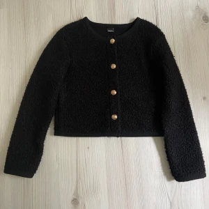 Jättefin teddyjacka från ginatricot  - Säljer den här jätte fina teddy jackan/tröjan från ginatricot. Den är endast använd 1 gång och har inga tecken på användning. Jackan är i en lite kortare modell. Nypris: 399. Skriv privat vid yttligare frågor. PRISET KAN DISKUTERAS VID SNABB AFFÄR!💗