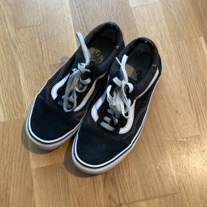 Svarta Vans sneakers strl 40 - Klassiska Vans Old Skool sneakers i svart, strl 40. Det finns många tecken på användning, då det finns hål på flera ställen, men skorna går ändå att använda ett bra tag till. Kontakta vid frågor. Frakt ingår ej