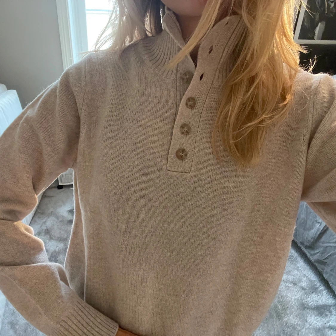 Beige stickad polotröja med knappar - 3