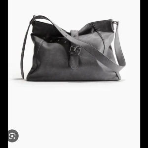 Grå h&m väska - Väska från h&m i mycket bra skick. Endast använd 1-2 gånger. Köparen står för frakten💗