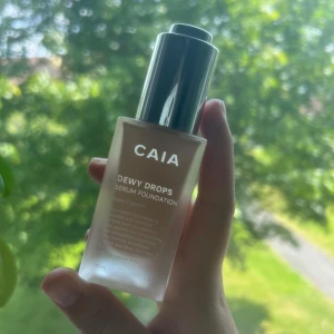 Caia dewy drops 20W - Säljer dewy drops ifrån Caia i färgen 20W. Uppskattar att det är cirka 50% kvar i flaskan💗säljer då färgen är för mörk för mig nypris:375kr 