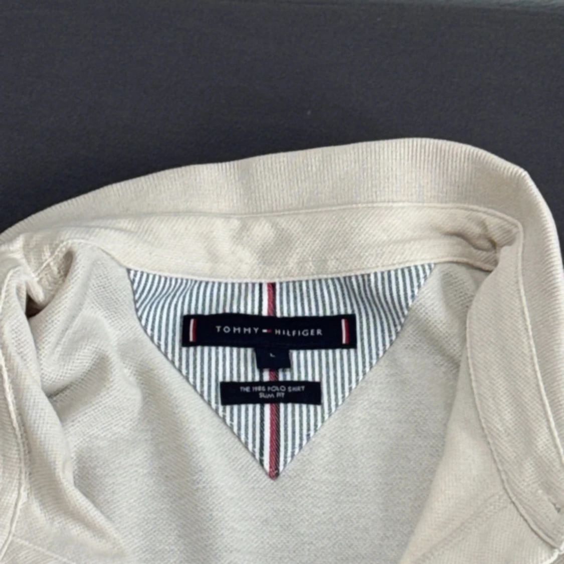 Vit pikétröja från Tommy Hilfiger - 1