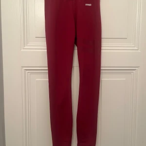 Vinröda leggings från Stronger XS - Snygga vinröda leggings från Stronger i modellen ROMA. De är stretchiga och sitter tight, perfekta för träning eller när du vill ha en sportig look. Hög midja och tillverkade i mjukt syntetmaterial. Verkligen så fina men tyvärr slutat använda de!