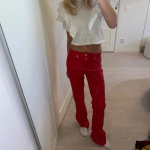 Röda skinnbyxor - Helt stört snygga röda skinnbyxor från Nakd, storlek 32 men de är väldigt stretchiga så passar mig som normalt har 36 i byxor🥰 midjemått är 33 rakt äver (men somsagt väldigt stretchiga) och innerbenslängden är 83 (jag är 175)