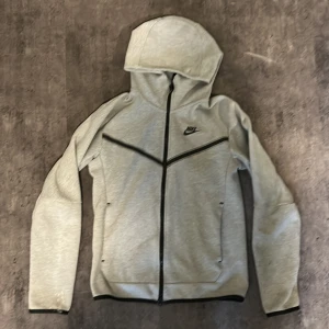Nike techfleece grå - Säljer en grå Nike techfleece i storlek XS. Den är använd men i gott skick. Priset är ej hugget i sten. Tveka inte att skriva vid frågor eller funderingar. Mvh