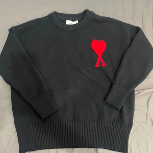 Ami paris sweater - Helt ny och oanvänd ami paris hoodie i storlek S. Den kvar prislappen på fortfarande och är helt oanvänt. Fråga gärna om funderingar.