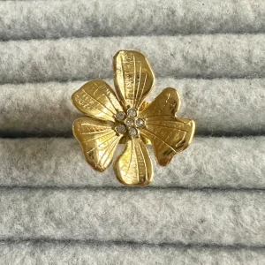 Blom Ring  - Ringen är aldrig använd och är 100 % rostfritt stål och nickelfri. Den är justerbar och passar därför alla! Hör gärna av dig om du har några frågor ☺️