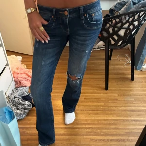 Mörkblå bootcut jeans med slitning - Säljer ett par mörkblå jeans med bootcut passform och snygga slitningar. Jeansen har låg midja och är tillverkade i jeansmaterial. Märket är ltb, pris kan diskuteras❤️