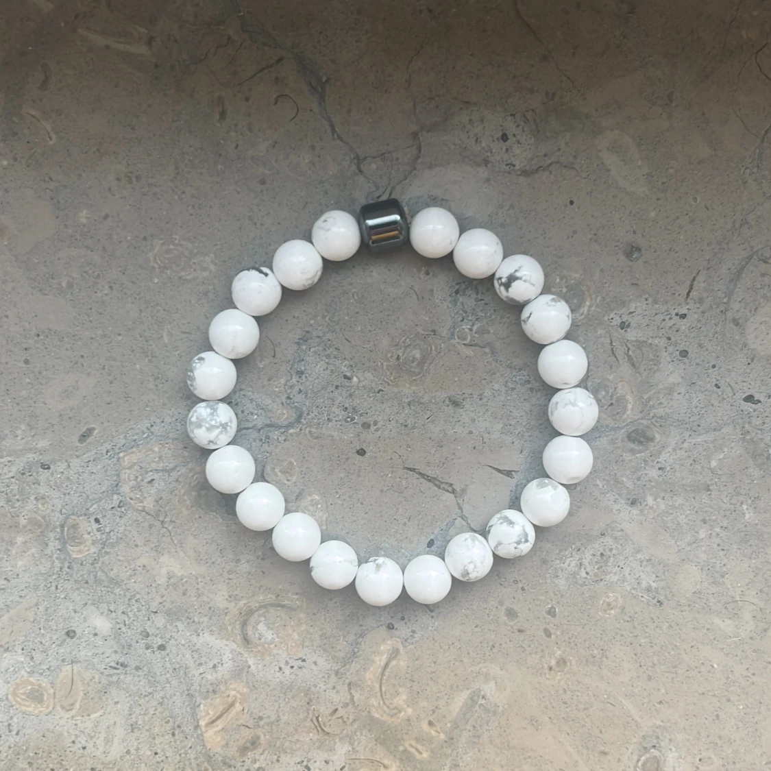 Två pärlarmband i vitt och blått  - 1