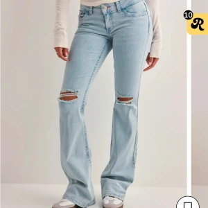 Lågmidjade bootcut jeans från Nelly - Snygga ljusblå bootcut jeans med slitna knän och broderade detaljer på bakfickorna från Nelly. Jeansen har klassisk femficksdesign, hög midja och är tillverkade i mjukt denimtyg. Perfekta för en avslappnad och trendig look. Dem är använda ett få tal gånger men tycker inte riktigt om dem längre och jag kan skicka egna bilder om ni vill! Skriv om ni har några frågor eller vill ha någon bild💞Priset kan diskuteras! Ny pris 699kr o jag säljer dem för 580 men priset kan diskuteras 