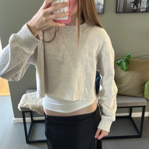 Beige croppad sweatshirt - Supermjuk beige croppad sweatshirt med breda muddar vid ärmslut och halsringning. Den är uppklippt men håller mycket bra.