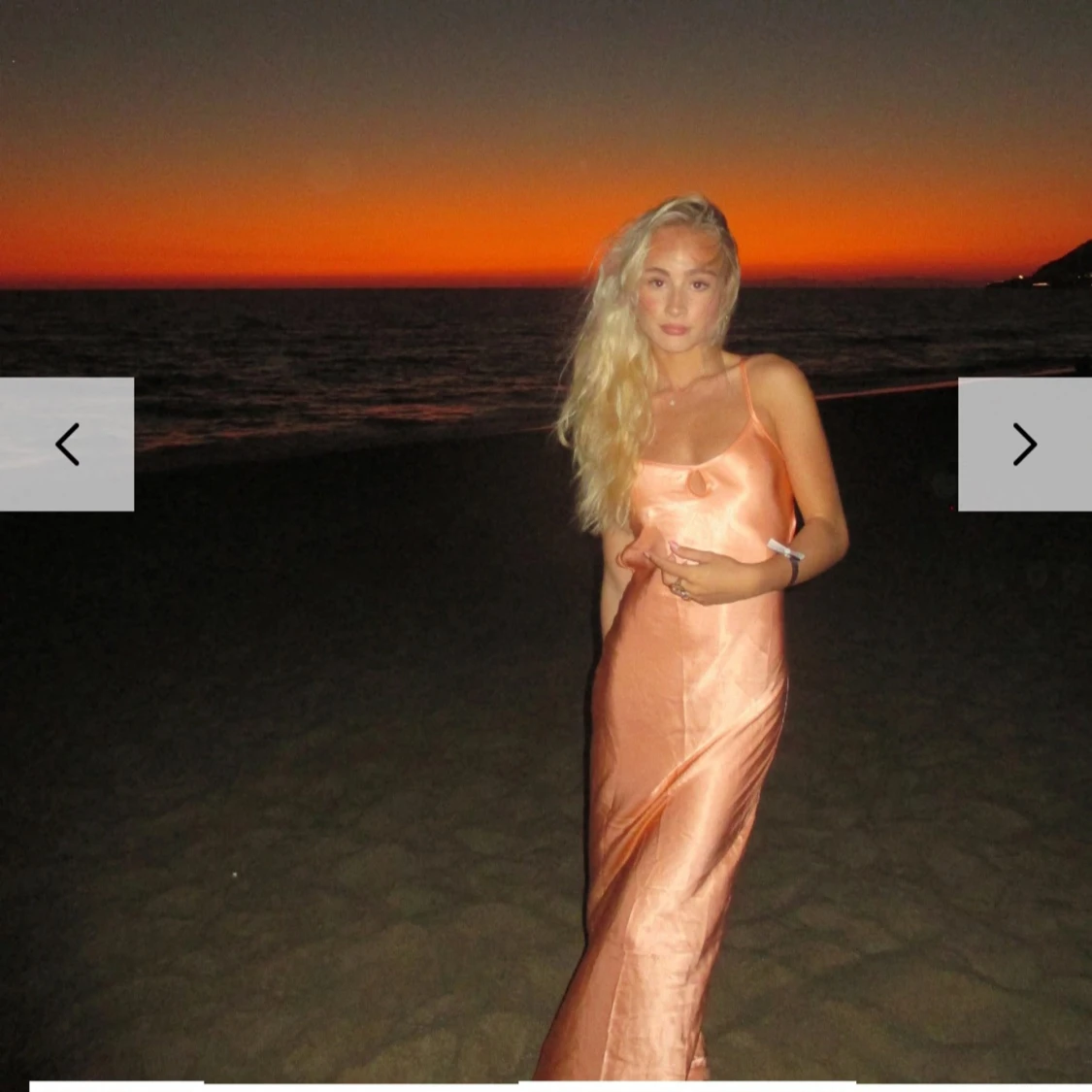 Champagnefärgad långklänning i satin - 1