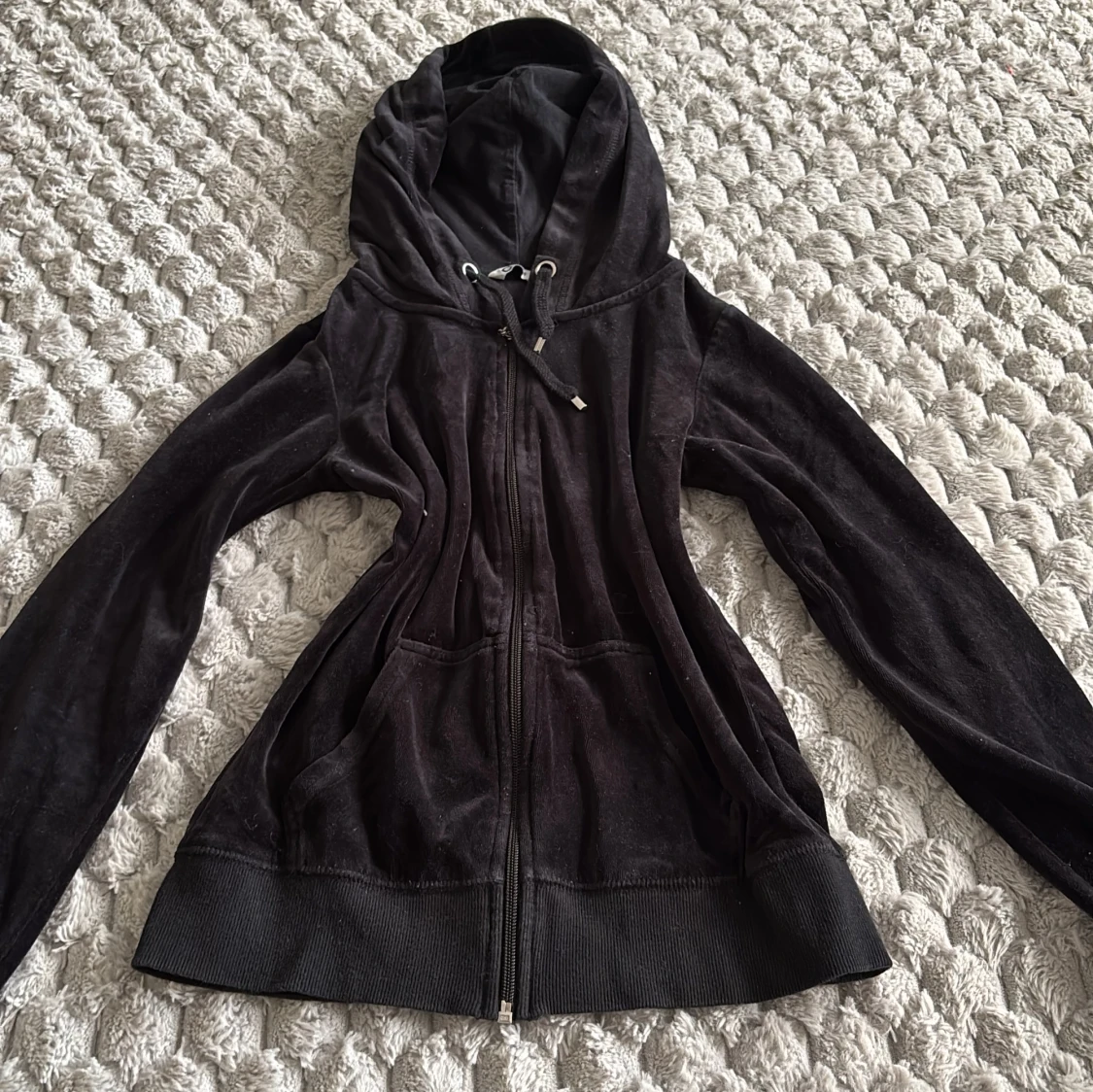 Svart velourhoodie från Cubus XS