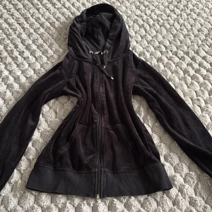 Svart velourhoodie från Cubus XS - Mysig svart hoodie i velour från Cubus i storlek XS. Tröjan har huva med snörning, dragkedja framtill och två fickor. Perfekt för chill dagar eller när du vill ha något extra mjukt på dig.