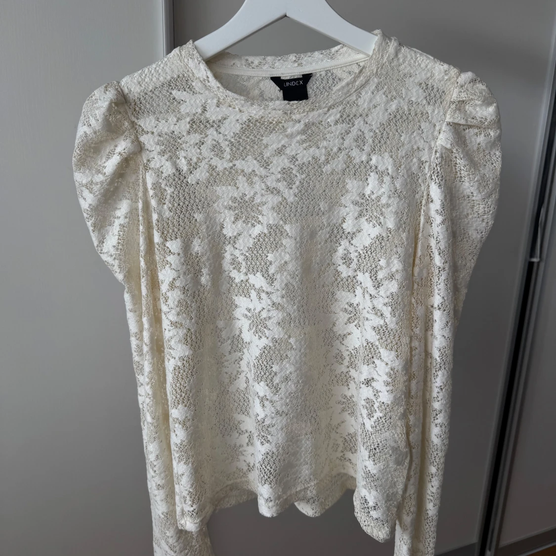 Vit spetsblus med puffärm från Lindex