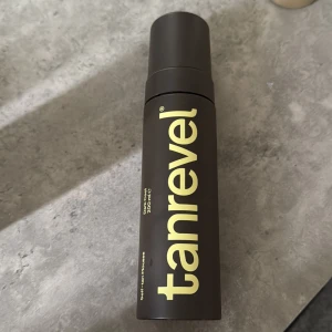 Tanrevel Self Tan Mousse Dark Cool - Tanrevel Self Tan Mousse i färgen Dark Cool, 200 ml. Kommer i en stilren brun flaska med ljusgul text. Moussen ger en solkysst look och är enkel att applicera för en jämn och naturlig bränna.