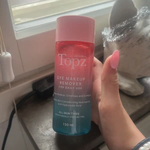 Topz Eye Makeup Remover 150 ml - Topz Eye Makeup Remover är en tvåfasig sminkborttagning för ögonen, perfekt för att ta bort både vattenfast och vanlig makeup.Använts 2 gånger.  parfymfri 