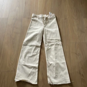 Beiga jeans ZARA - Jeans från Zara storlek 140/10 år. High waist, flare. Fungerande dragkedja och knapp, lite slitna längst ner. Använda några gånger.