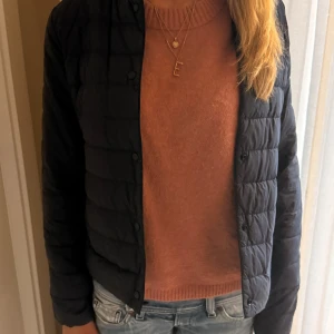 Mörklbå uniqlo jacka - Tunn jacka bra till varmare dagar, stilren och inte mycket använd💗💖