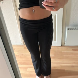 Svarta yoga pants - Svarta yoga pants i stl 158/164 från Gina young!! Väldigt bra skick då de ej använts. Nypris: 229kr