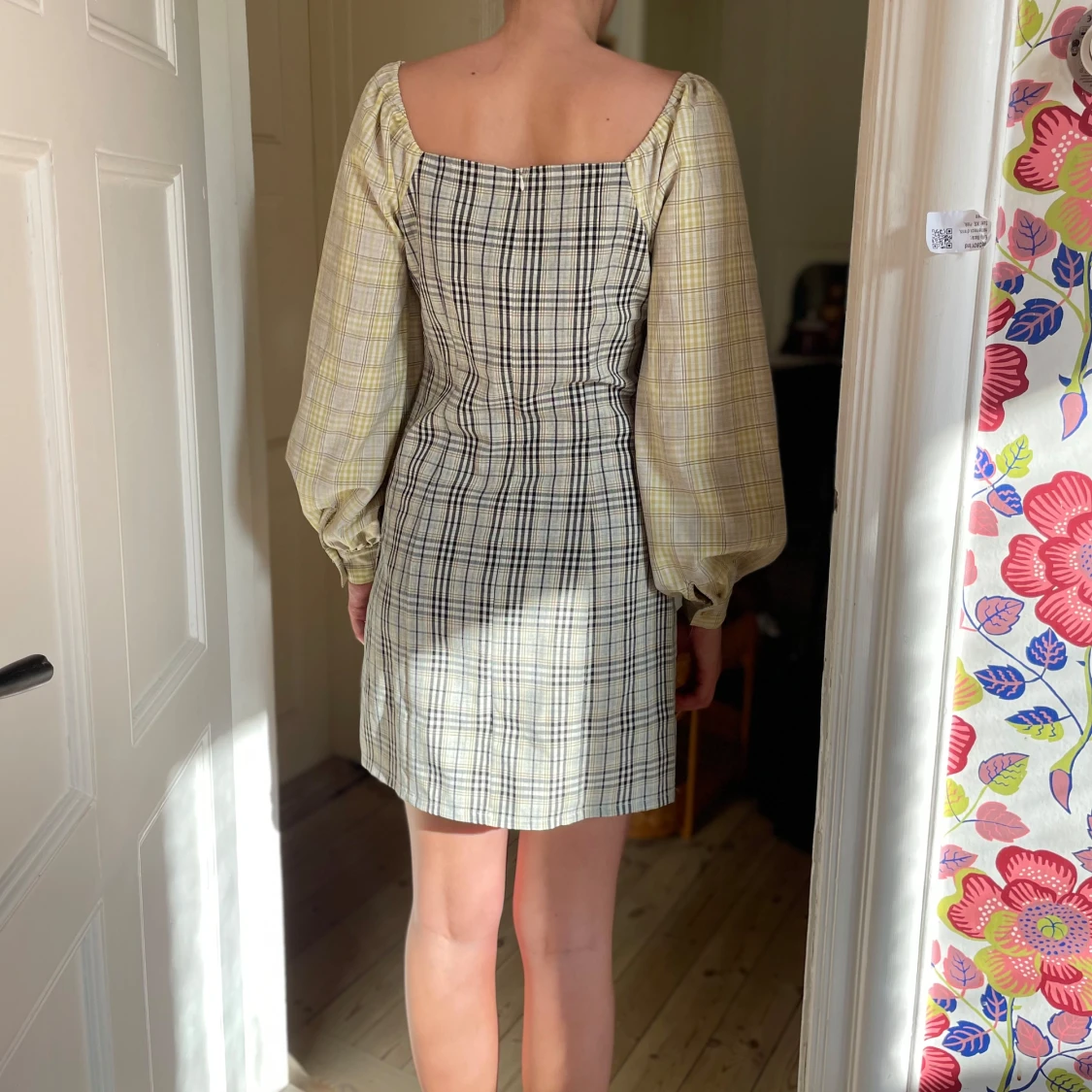 Rutig kortklänning med puffärmar - 2