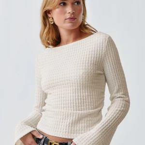 Gina tricot textured beige top.  - Superfin beige stickad tröja med strukturmönster och utsvängda ärmar. Tröjan har en rund halsringning och sitter snyggt figurnära. Helt ny med prislapp kvar.  Nypris 300