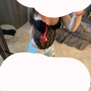Svart spetsig body  - Jätte fin till fest, man kan ha utan bh men oxå med 