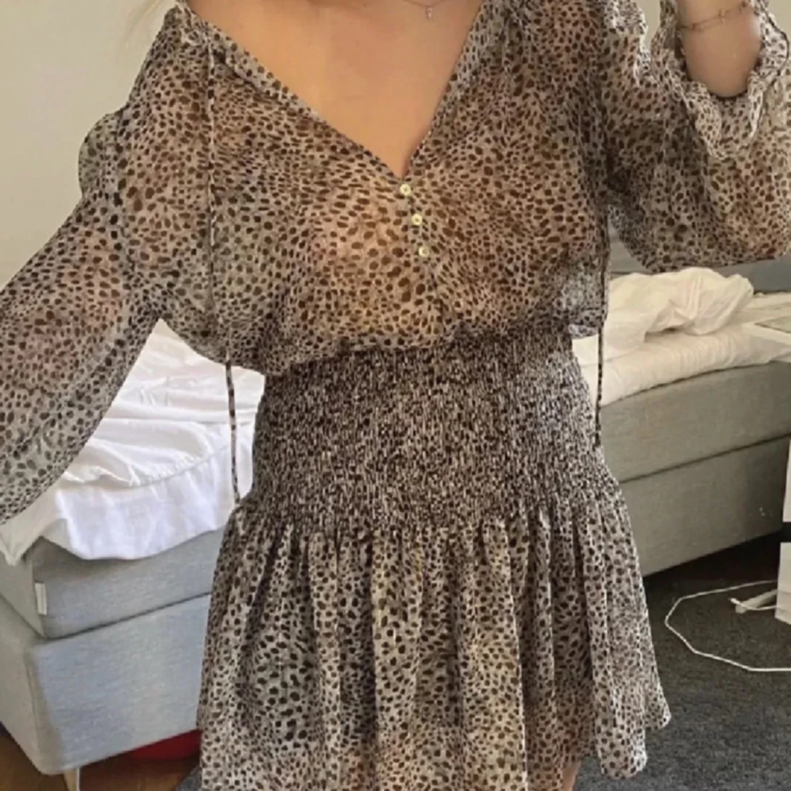Leopardmönstrad kortklänning med knappar - 1