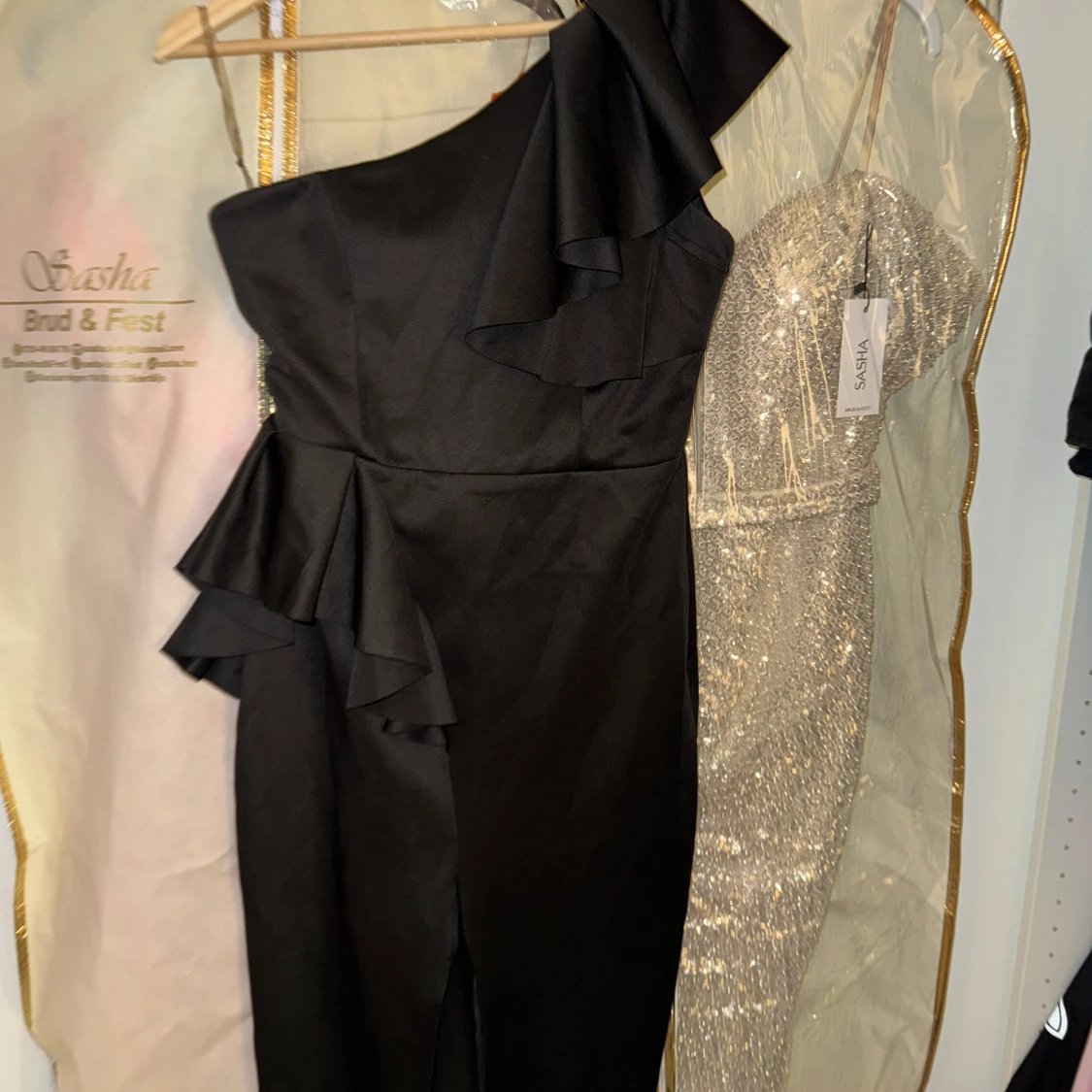 Svart oneshoulder klänning med volang - 1