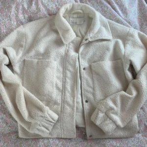 Beige teddyjacka från NLY Trend - 💗Mysig beige teddyjacka från NLY Trend i storlek 36