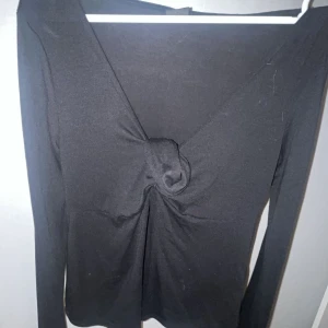 Gina tricot tröja  - Säljer denna svarta fina tröjan som man knyter fram till och är lite öppen jättefin ifrån gina tricot 
