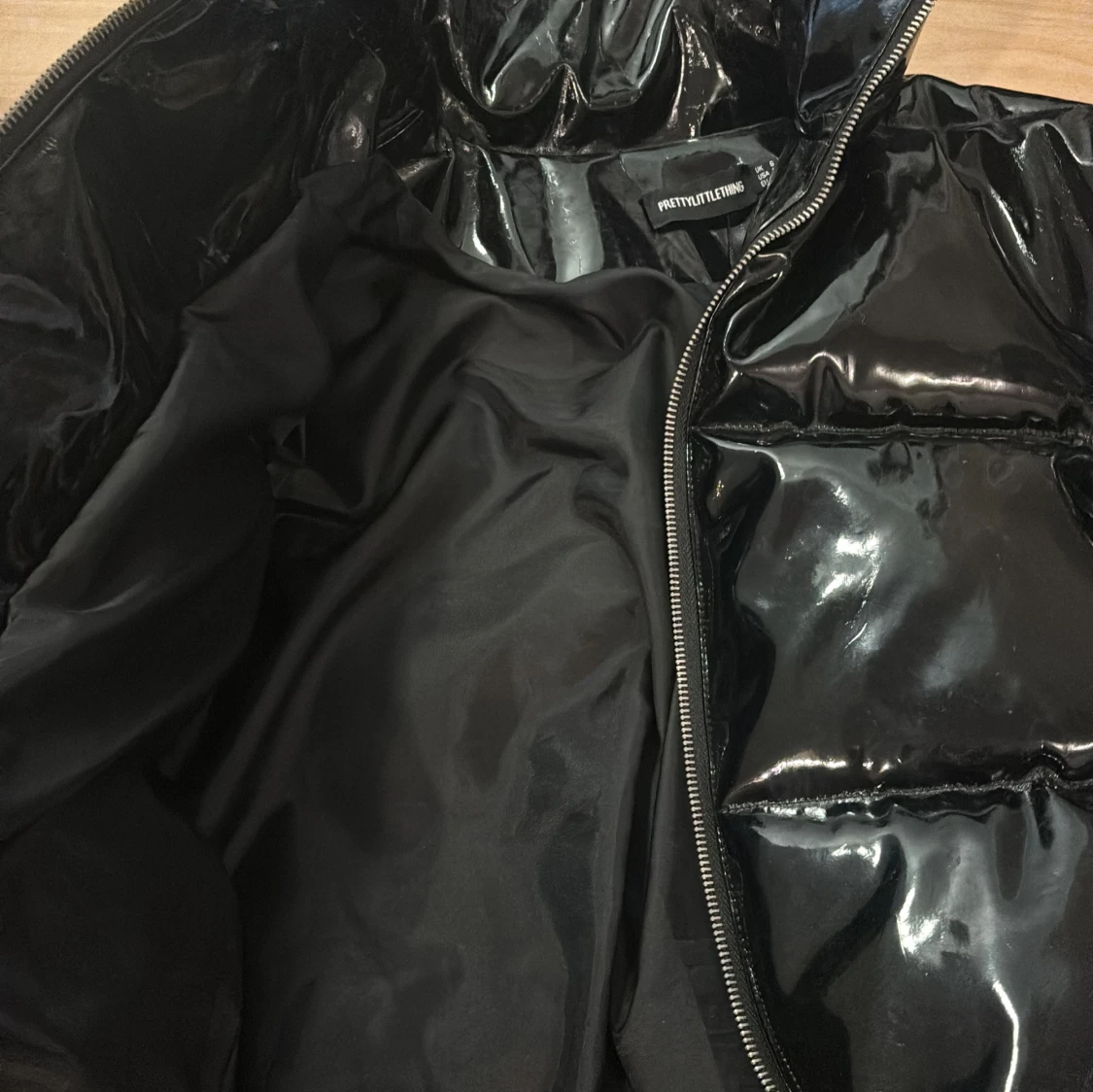 Svart glansig pufferjacka PLT - 1