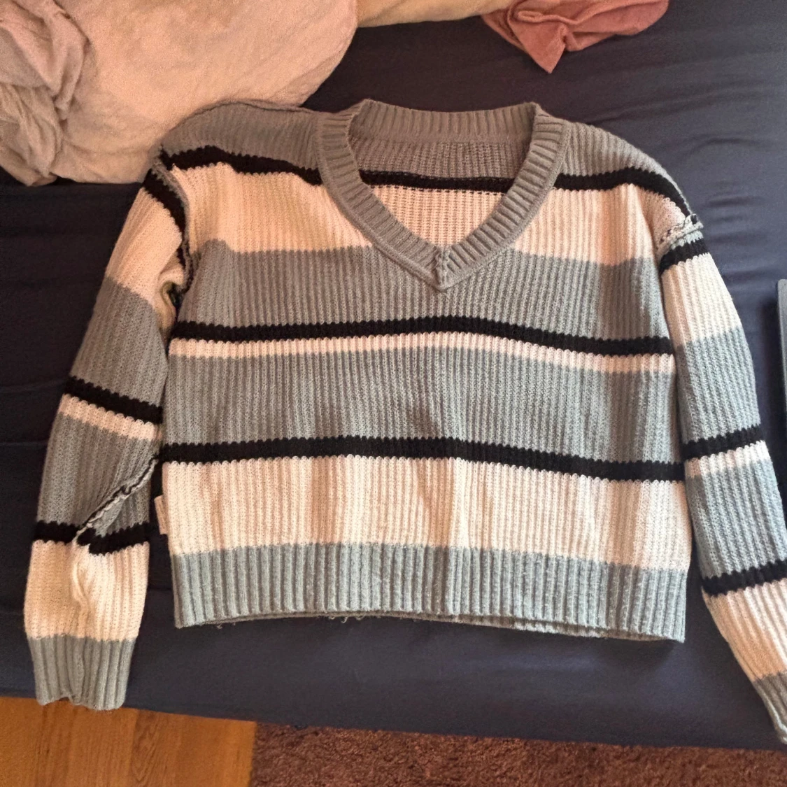 Randig stickad v-ringad tröja