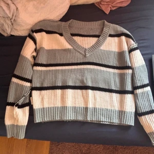 Randig stickad v-ringad tröja - Säljer en stickad tröja