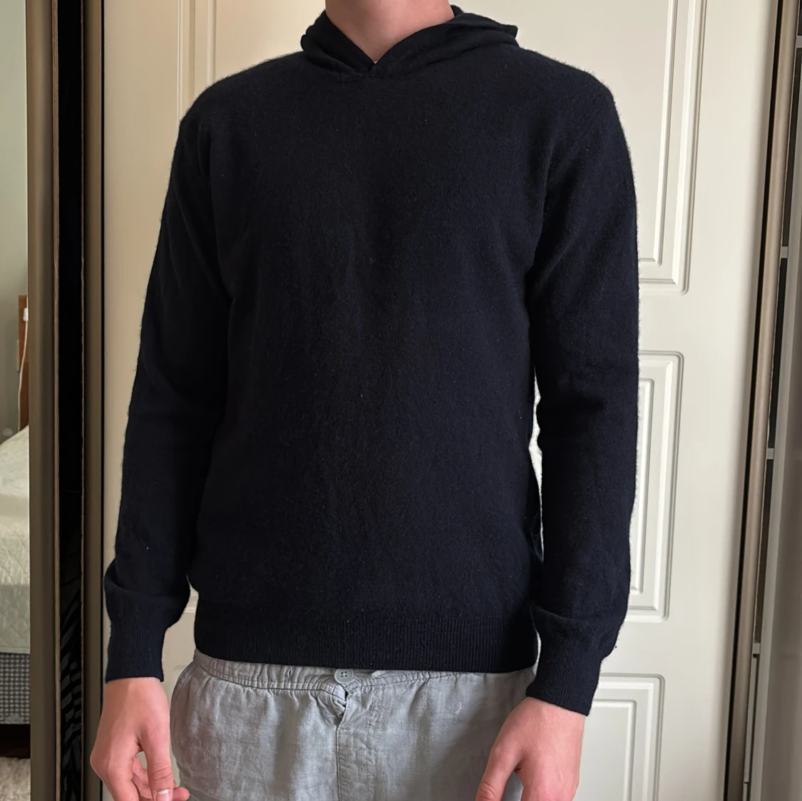 Mörkblå stickad hoodie i kashmir