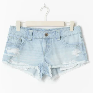 Lågmidjade jeansshorts  - Säljer dessa lågmidjade jeansshorts då de inte passade mig!💗säljer även en jättefin vårjacka från Kappahl(två sista bilderna) så kan posta båda tillsammans för 400! Prislapp kvar på båda⭐️