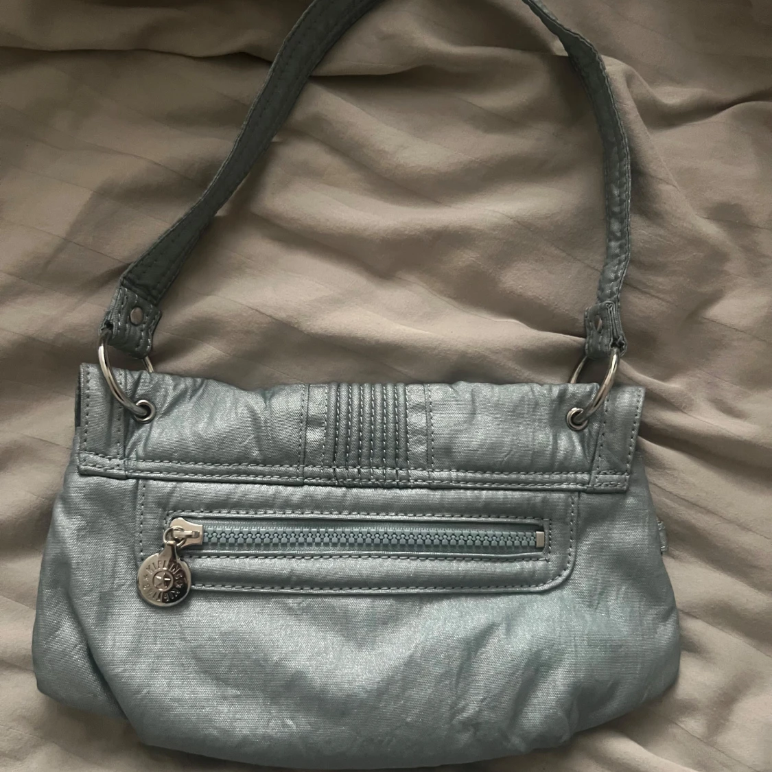 Metallicblå axelväska med dragkedja - 1