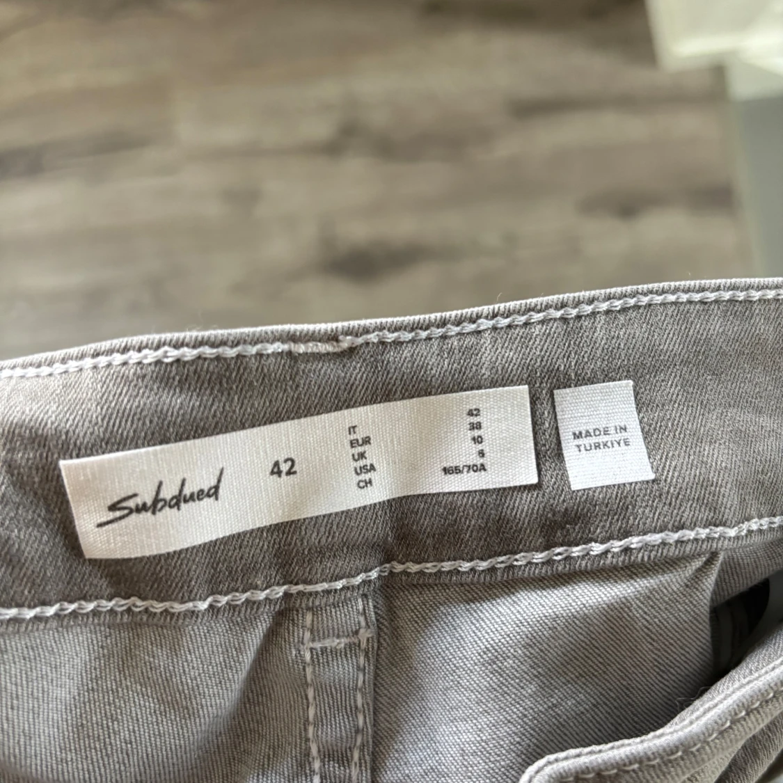 Grå bootcut jeans från Subdued - 2