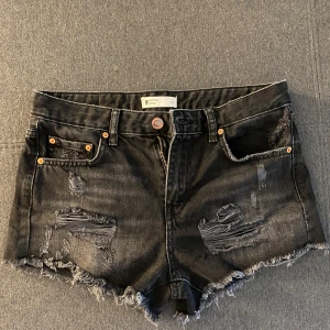 Jeansshorts  - Svarta jeansshorts med slitningar ifrån Gina tricot i strl 34. Har haft ett tag och därmed har knappen tyvärr blivit lite missfärgad, se bild 1. Annars är shortsen i väldigt bra skick! Säljer för 250kr Hör gärna av er vid frågor eller funderingar!💞Jag är öppen för prisförslag!!🩷