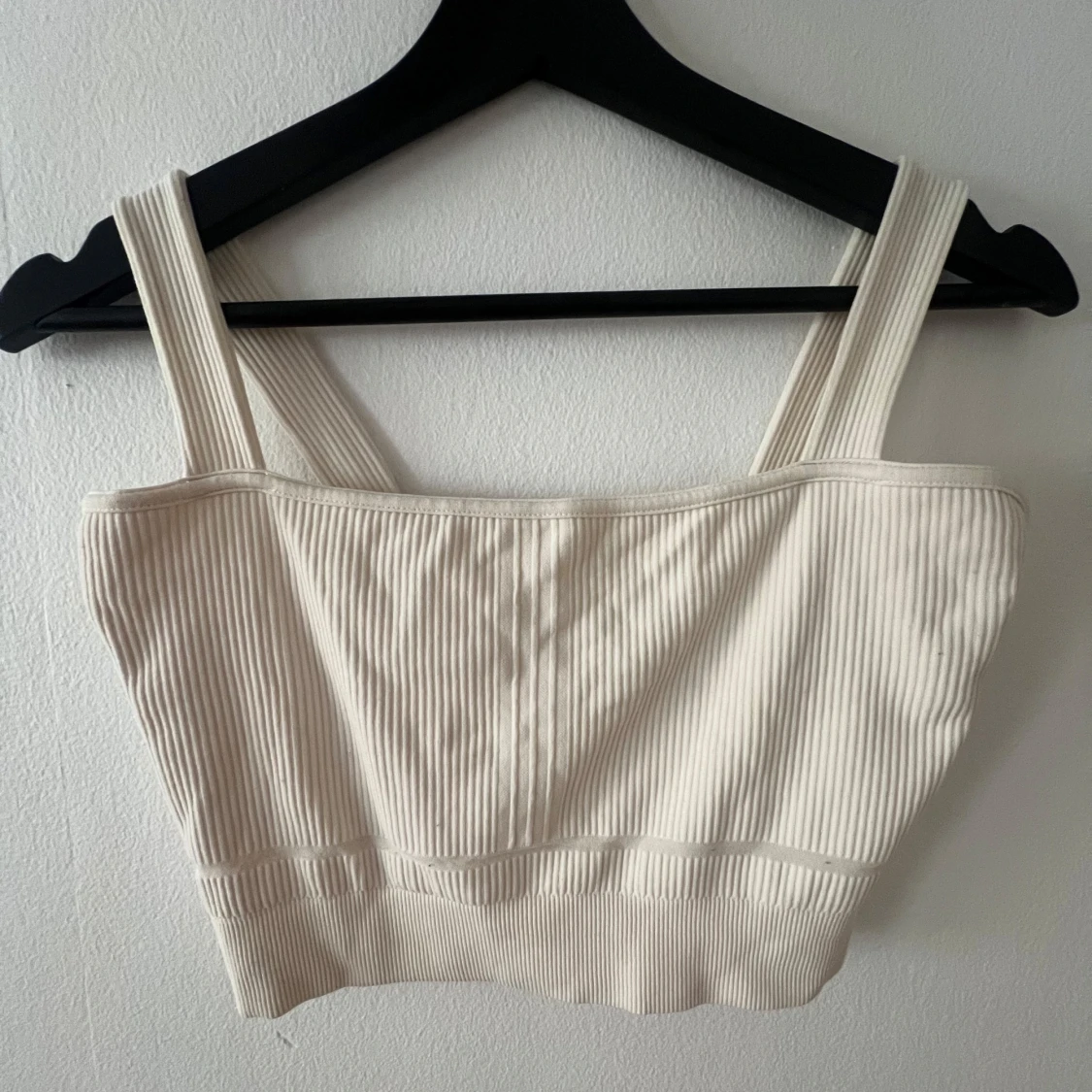 Ribbad cremevit linnetopp från ARKET - 1