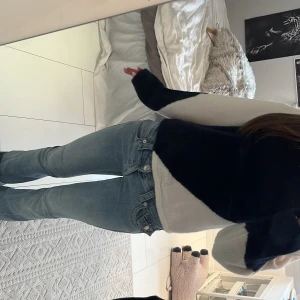  stickad tröja från Gina Young  - Säljer en snygg stickad tröja från Gina Tricot i marinblå och vitt. Knappt andvänd 