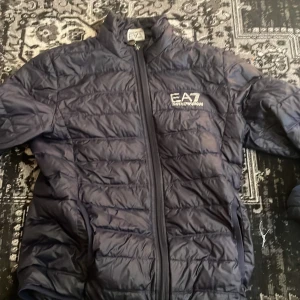 Armani jacka  - Hej säljer men Armani jacka, den är använd, inte så mycket. Priset är 200 kr  !!!! 